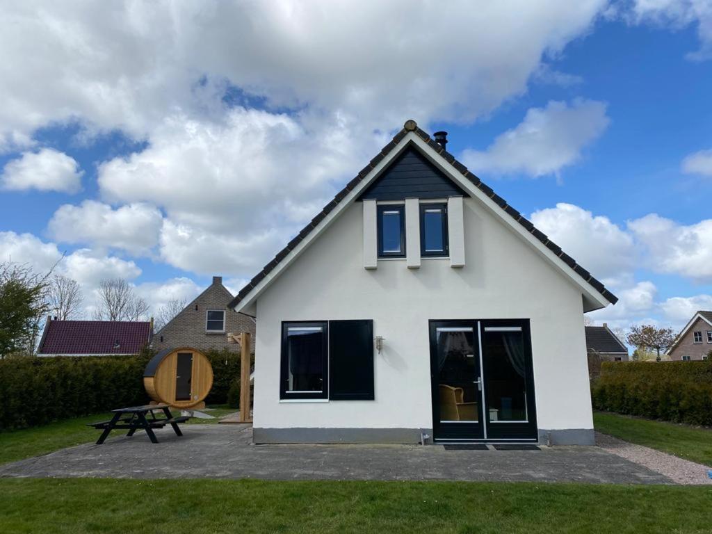The Frisian Beach House Met Scandinavische Barrel Sauna Vila Tzummarum Exterior foto